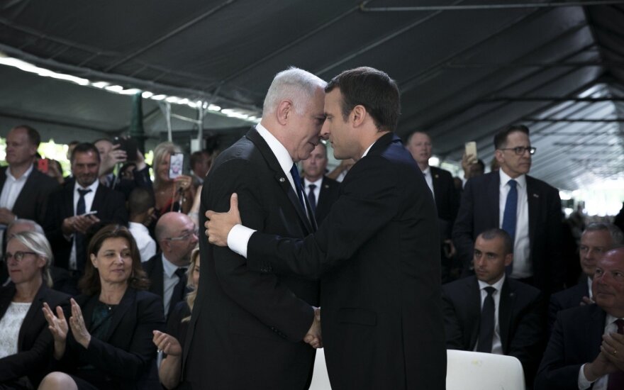 E. Macronas susitikęs su B. Netanyahu pasmerkė Prancūzijos vaidmenį Holokauste