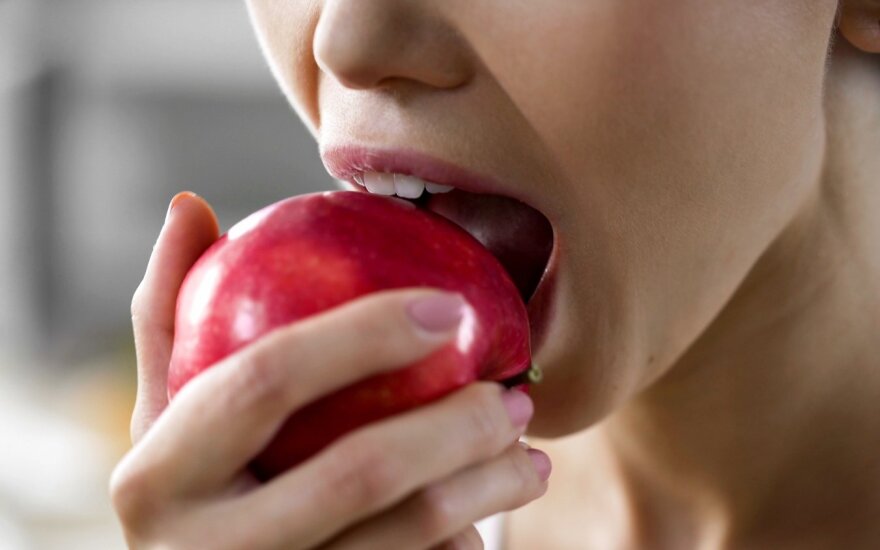 Kasdien po obuolį – kaip tai veiktų svorį, cukrinį diabetą, onkologines ligas, jei šių vaisių valgytume reguliariai