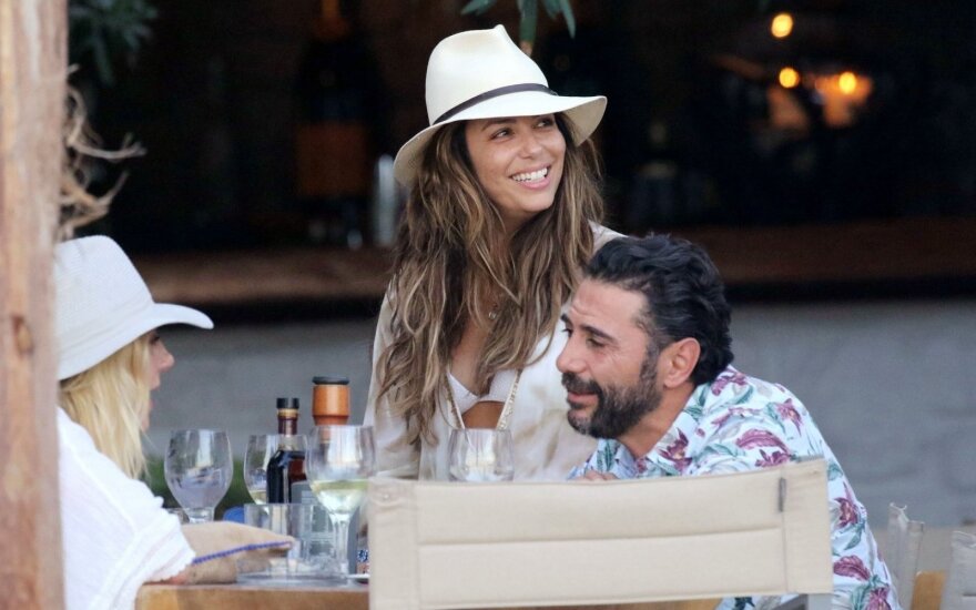 43-ejų aktorė Eva Longoria pirmą kartą tapo mama: paviešinta jautri akimirka