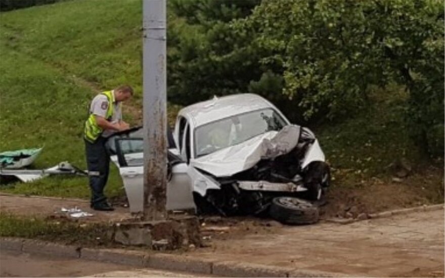 Po avarijos Vilniuje suknežintas BMW, sužaloti 2 žmonės