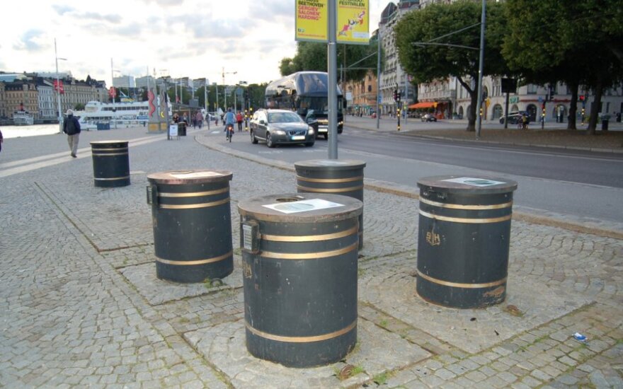 Rakinami rūšiavimo konteineriai Stokholmo krantinėje