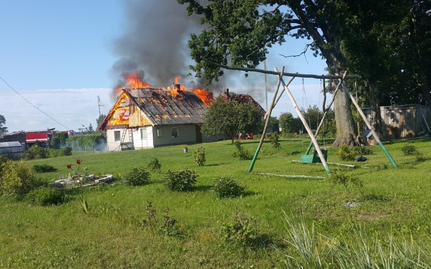 Suaugusieji gelbėjo vaikus, apdegė per langą iššokusi nėščia moteris