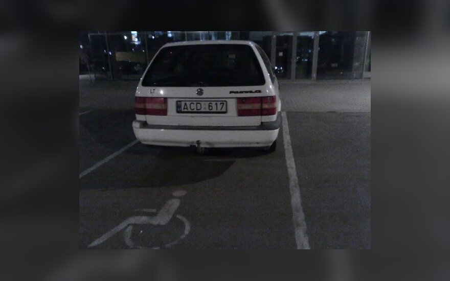 VW Passat Šiaurės miestelyje, Vilniuje. Skaitytojos nuotr. 