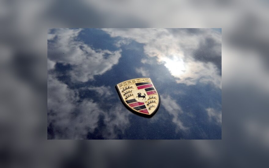 „Porsche“ istorijoje rasta juodų dėmių