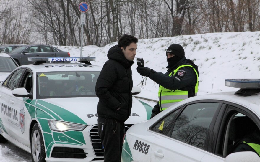 Rytinis reidas Vilniuje: BMW konfiskavimas, kramtomoji guma su promilėmis, bauda reido filmuotojui