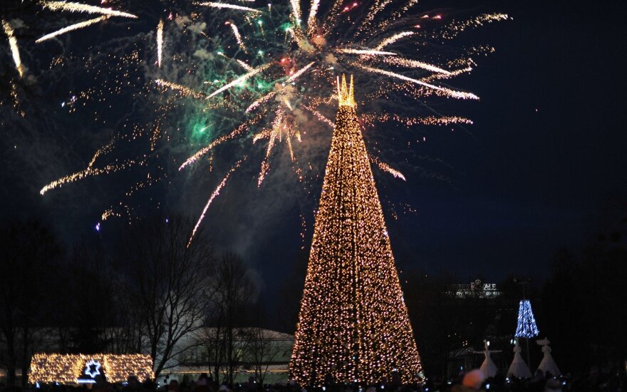 Įžiebta didžioji Druskininkų Kalėdų eglė, prakartėlė ir 46 eglučių parkas
