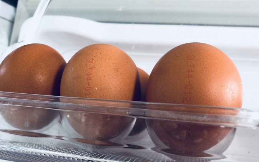 Kiaušinių paslaptys: kodėl parsinešus iš parduotuvės negalima plauti ir kaip patikrinti jų šviežumą