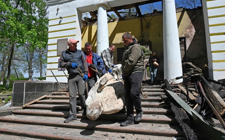 Muziejaus darbuotojai Ukrainoje iš sugriauto muziejaus išneša Ukrainos filosofo  Hryhorri Skovorodos skulptūrą