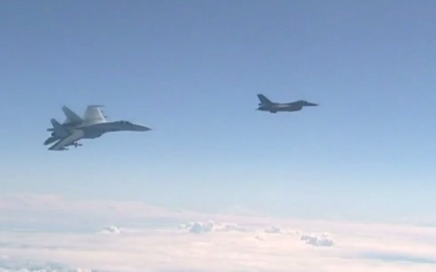 NATO naikintuvai aštuonis kartus lydėjo Rusijos naikintuvus ir civilinį lėktuvą