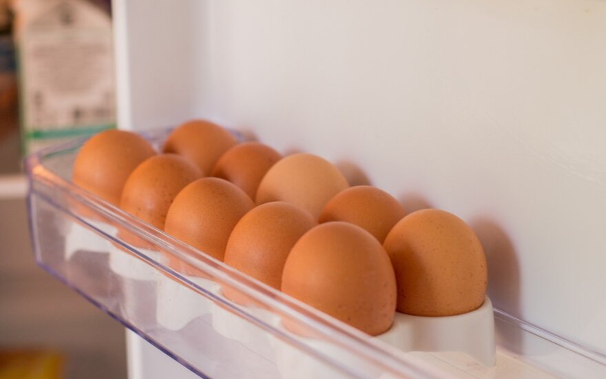 Šią klaidą daro daugelis: štai kodėl kiaušinių negalima laikyti šaldytuvo durelėse