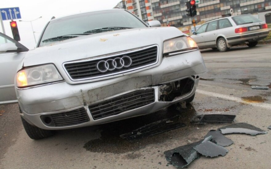 Išsiblaškęs "Audi" vairuotojas įsirėžė į automobilių koloną