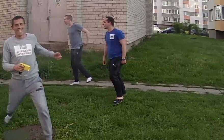 Tauragėje neblaivus vyras pagrobė patrulio „Taser“, o kitas smogė teleskopine lazda pareigūnui per galvą