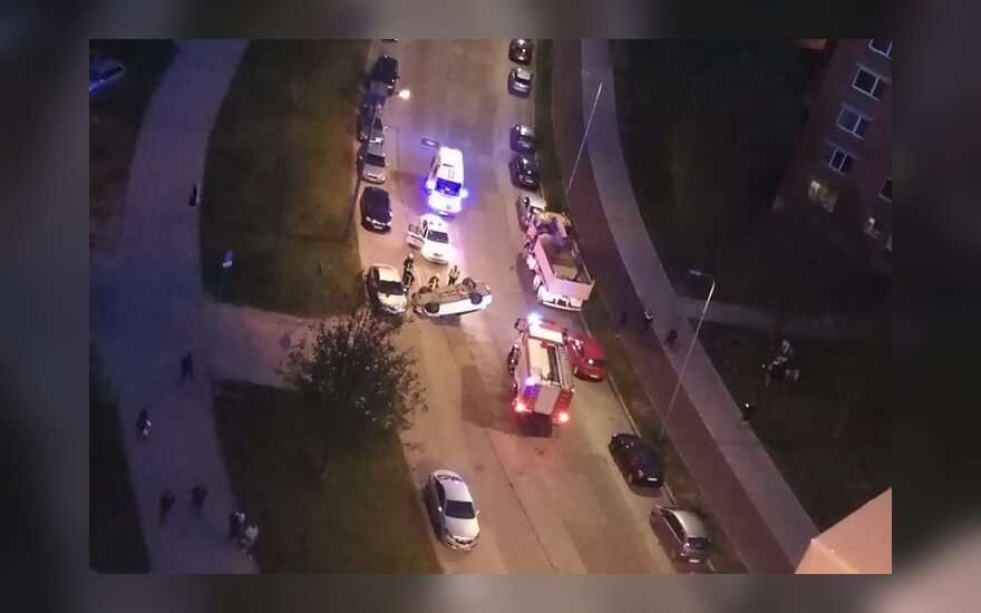 Vilniuje per avariją automobilis vertėsi ant stogo