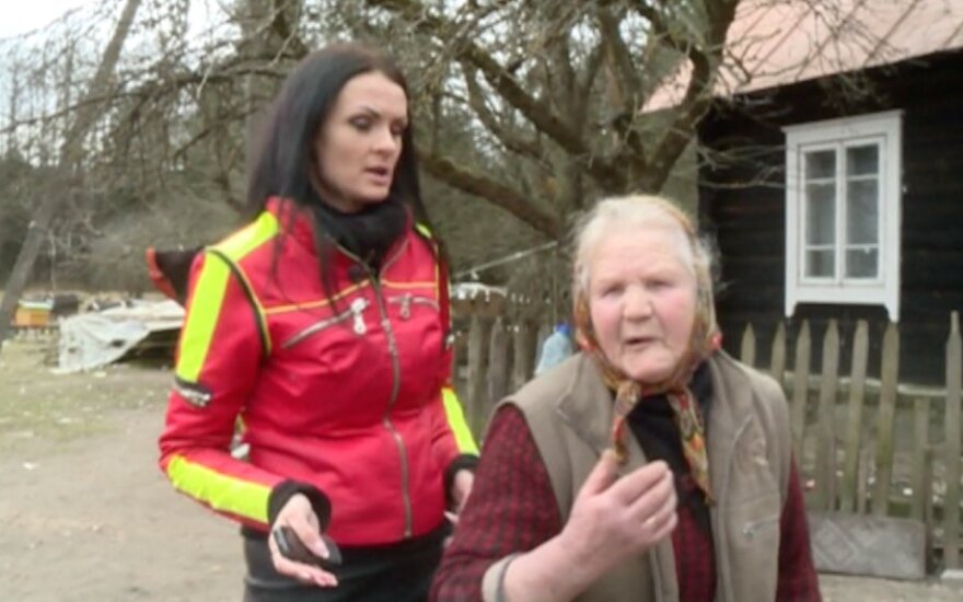 Neįtikėtinas žiaurumas: neįgalią merginą jos močiutė pančiojo ir rišo prie grandinės