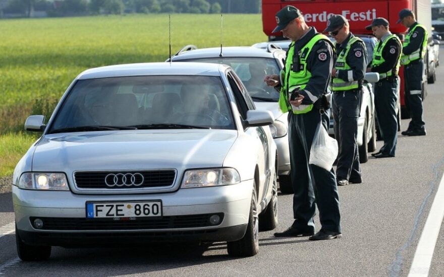 2014 06 25 Kelių policija tikrina vairuotojų blaivumą Panevėžio rajone @DELFI (R. Achmedovo nuotr.)