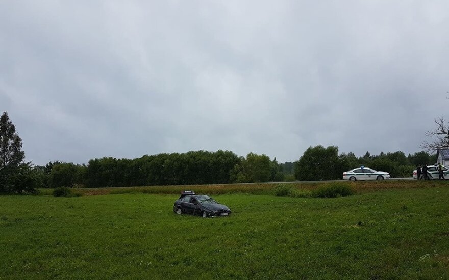 Tragiškas įvykis Vilniaus r.: BMW vairavęs jaunuolis pražudė kelkraštyje stovėjusį vyrą