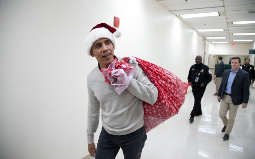 B. Obama dovanoja kaldėdines dovanas
