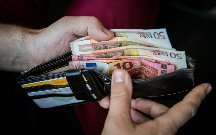 Kaip sutaupyti: metų pabaigoje piniginę galima papildyti didesne nei 1000 eurų suma
