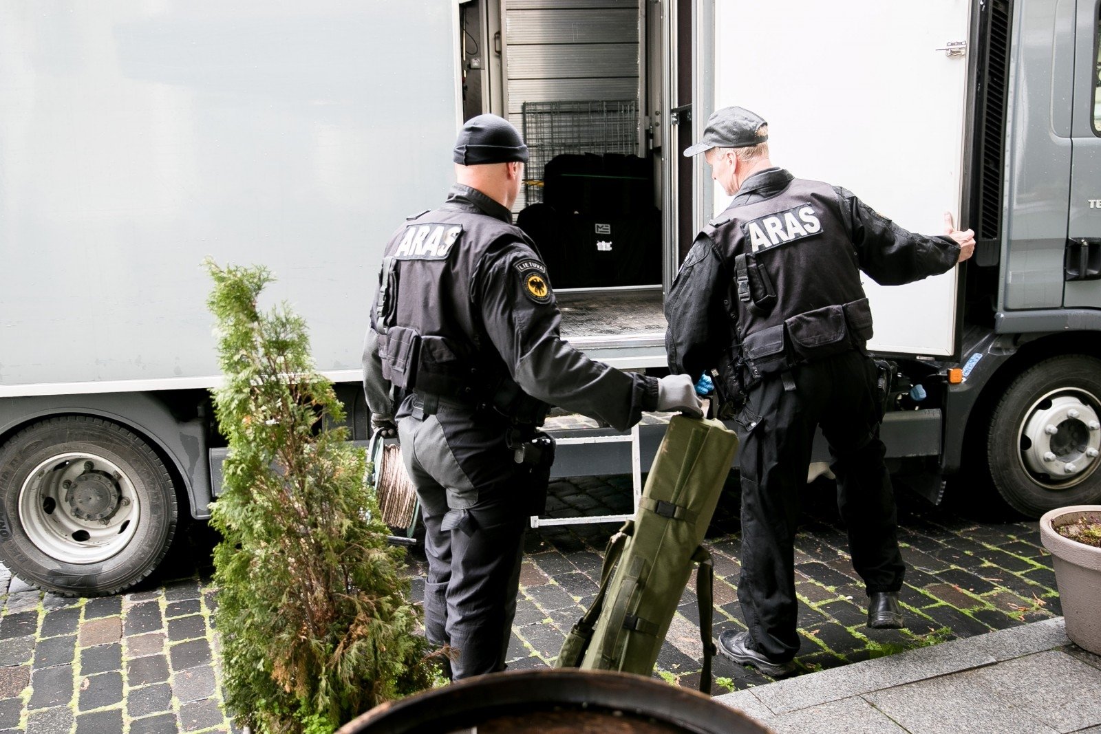 Moters name Rokiškio rajone pareigūnai rado šautuvą bei kulkosvaidį, prireikė „Aras“ kovotojų