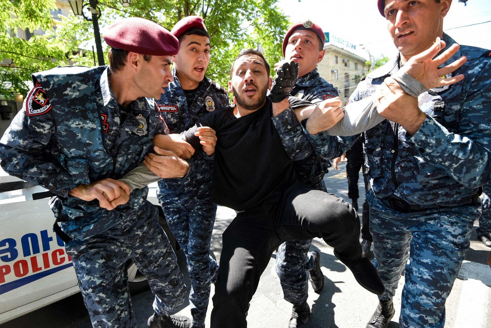 Armėnijos sostinėje policija sulaikė beveik 300 protestuotojų