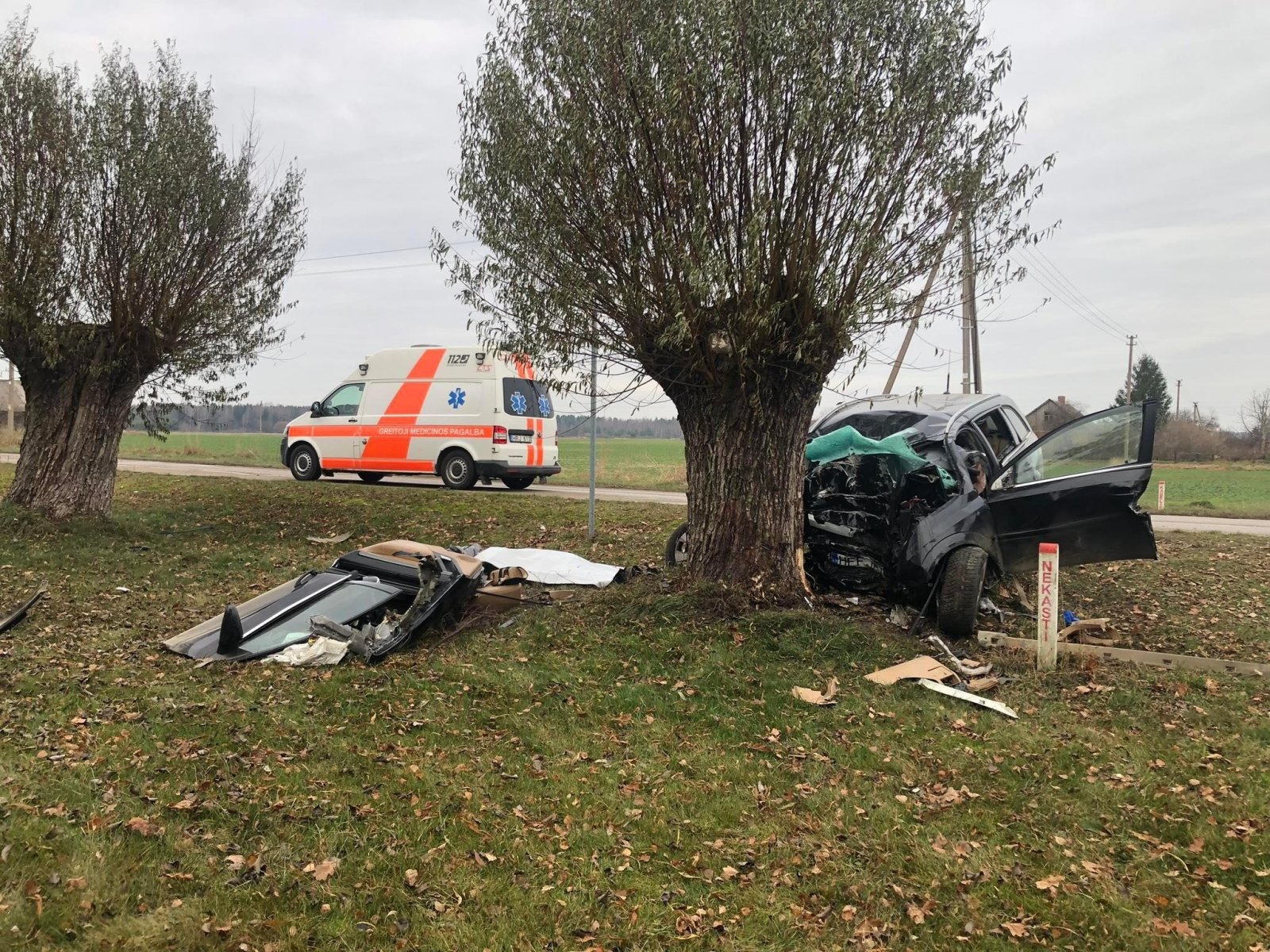 Tragiška avarija Kretingos rajone: po mašinos smūgio į medį žuvo du žmonės atnaujinta nuotraukomis iš įvykio vietos
