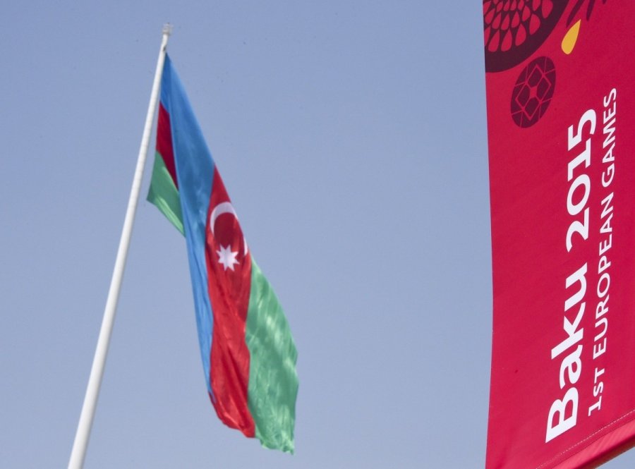 Азербайджан потребовал. Лондон и Баку флаг.