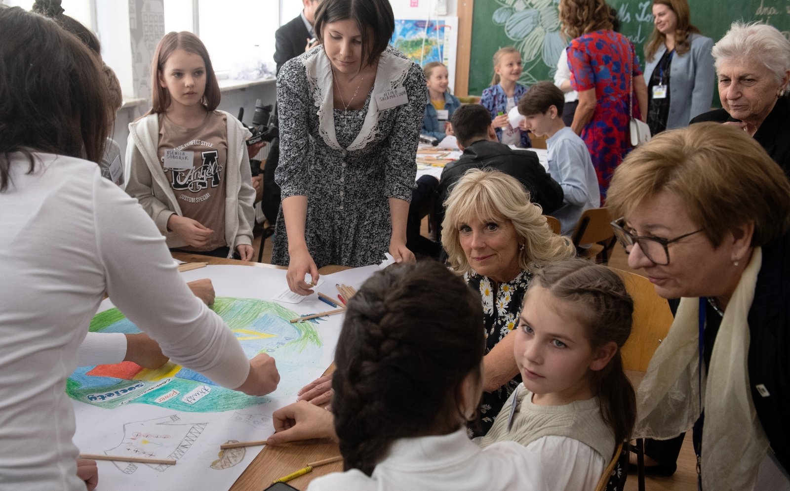 Jill Biden Rumunijoje susitiko su karo pabėgėliais iš Ukrainos