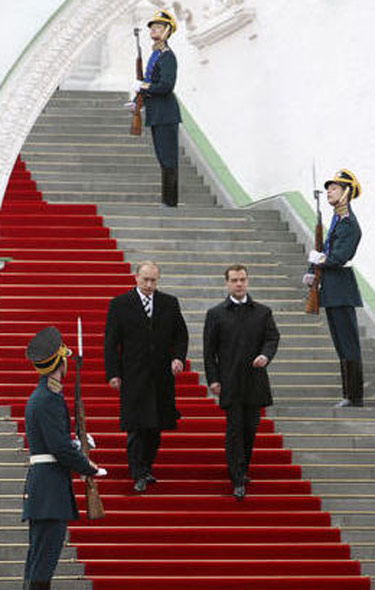 В.Путин и Д.Медведев идут принимать парад