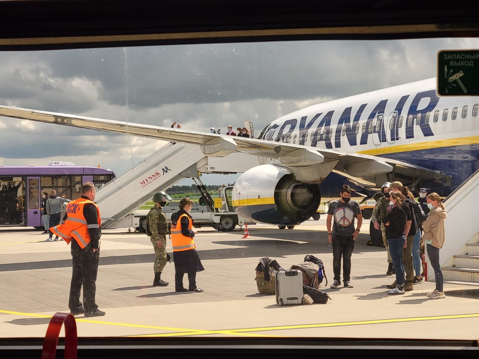Летевший в Вильнюс из Афин самолет Ryanair был вынужден приземлиться в  Минске, задержан журналист Роман Протасевич - RU.DELFI