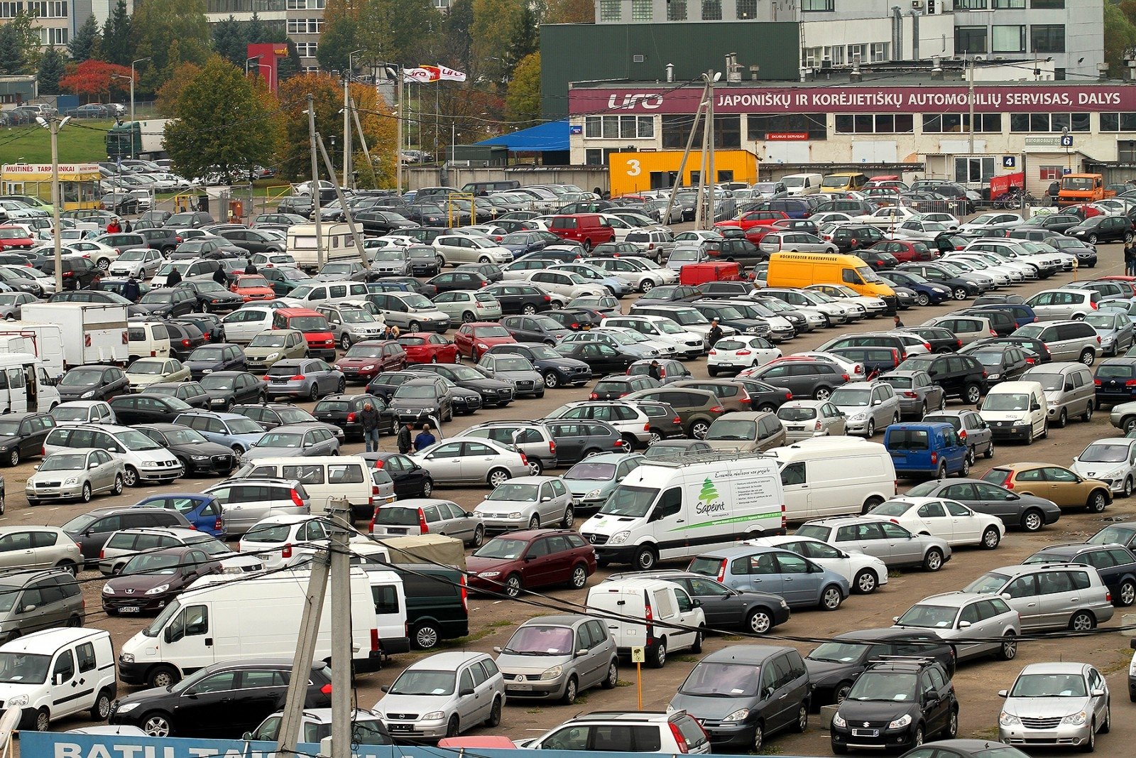 Авторынок продаж. Авторынок Каунас Литва. Авторынок Горюнас в Литве. Автомобильный рынок. Авторынок Германии.