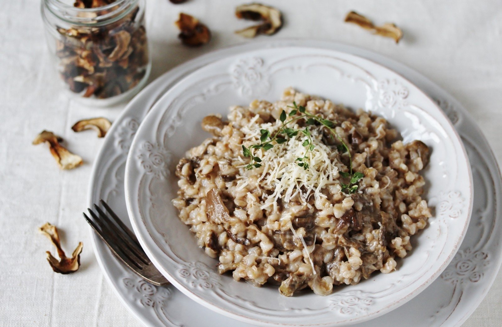 Гречка с курицей грибами и сливками. Перловка с белыми грибами. Перловая каша с белыми грибами. Гречка со сливками и грибами. Перловка с gribami.