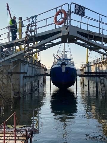 A ship that sank twice in a river in Klaipeda was transported to a repair dock: send a strong message to shipowners