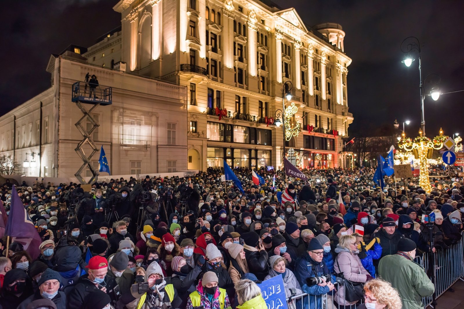 W Polsce tysiące ludzi demonstrowało przeciwko nowej ustawie medialnej