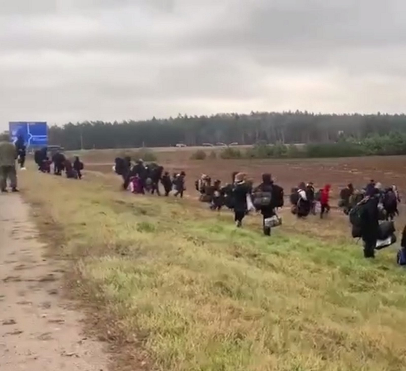 Na polskiej granicy jest duża kolumna migrantów z Białorusi: to masowa burza