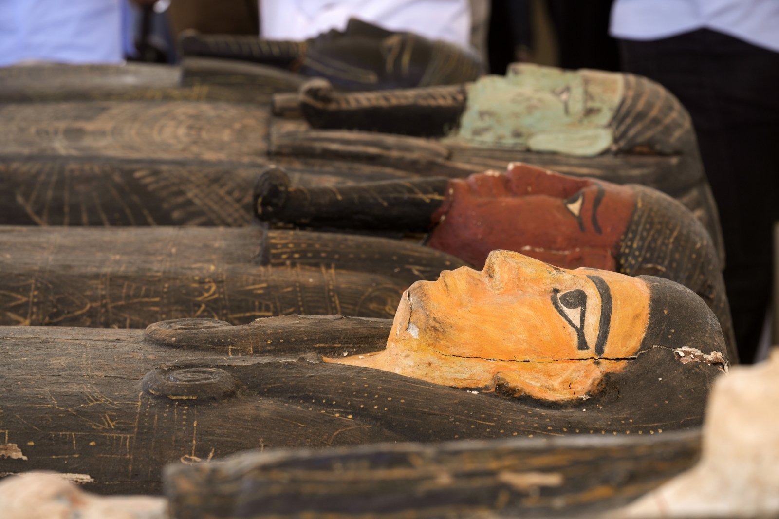 Arkeologer har oppdaget en svimlende skatt i Egypt – hundrevis av sarkofager, mumier av katter og gullbelagte statuer av guder