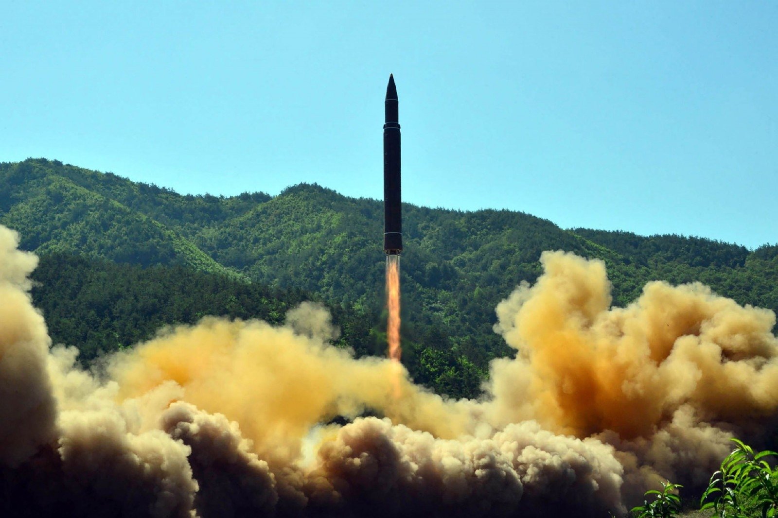 Ким Чен Ын назвал последний запуск ракеты прелюдией к Гуаму - RU.DELFI
