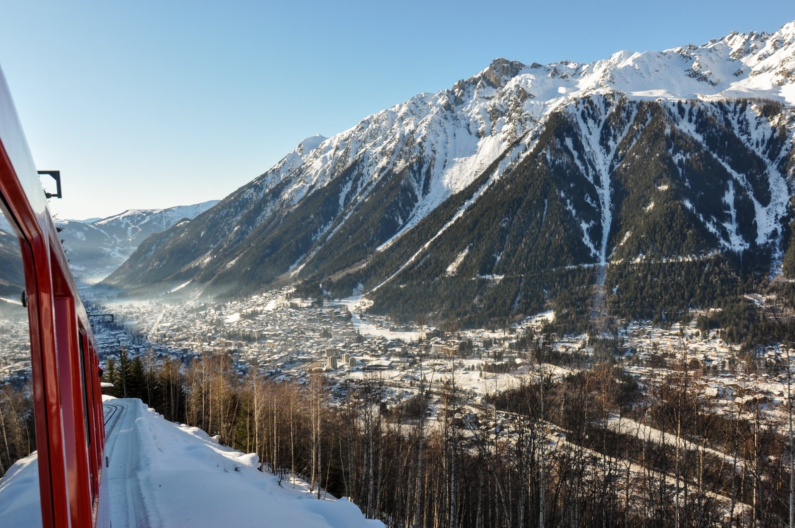 Gli amanti dello sci iniziano a pianificare le loro vacanze invernali: i viaggiatori stanno aspettando resort in Andorra, Italia e Francia
